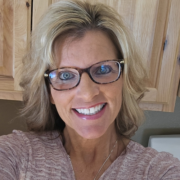 Meet your Posher, Lisa - Picture 1 of 1